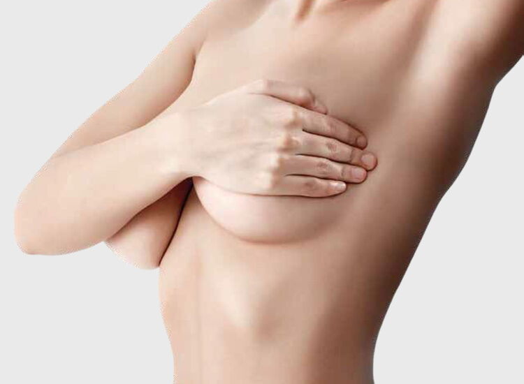 Areola Brustwarzenpigmentation für Frauen und Männer Nackte Frau verdeckt ihre Brust mit der Hand