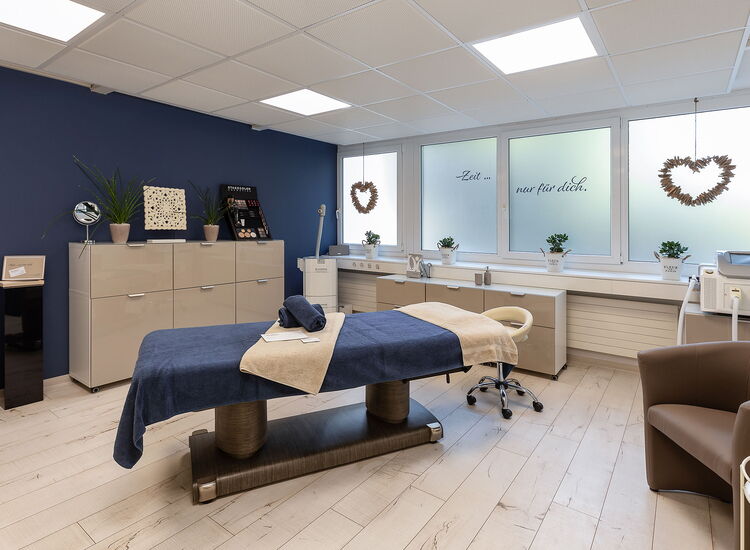 Kosmetik Luzern Behandlungsraum behandlungsraum mit liege, beigen möbeln und blauer wand