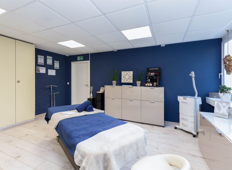 Kosmetik Luzern Behandlungsraum und medizinische Geräte behandlungsraum mit liege, beigen möbeln und blauer wand und medizinischem Gerät